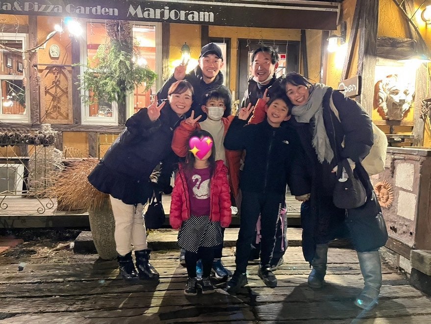 東尾理子、冬休み満喫の家族ショットに反響✨「微笑ましい一枚😍」