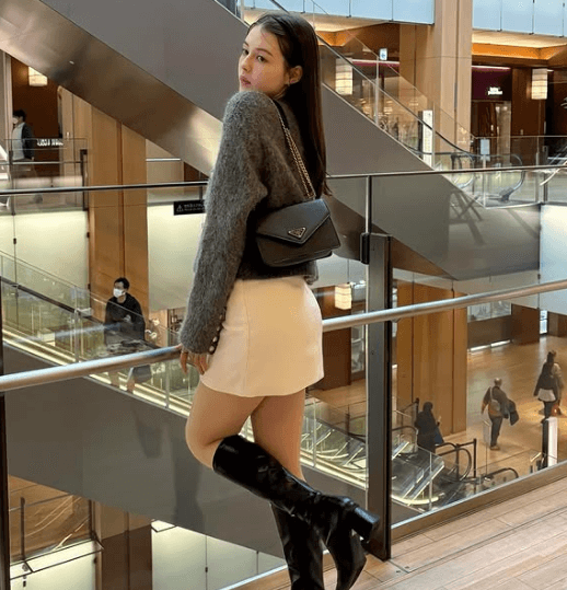 「スタイル良すぎ」人気モデル、大型施設内で魅せた”美スタイル・私服ショット”にファンガチ惚れ状態！「素敵ぃ、可愛いすぎぃ」