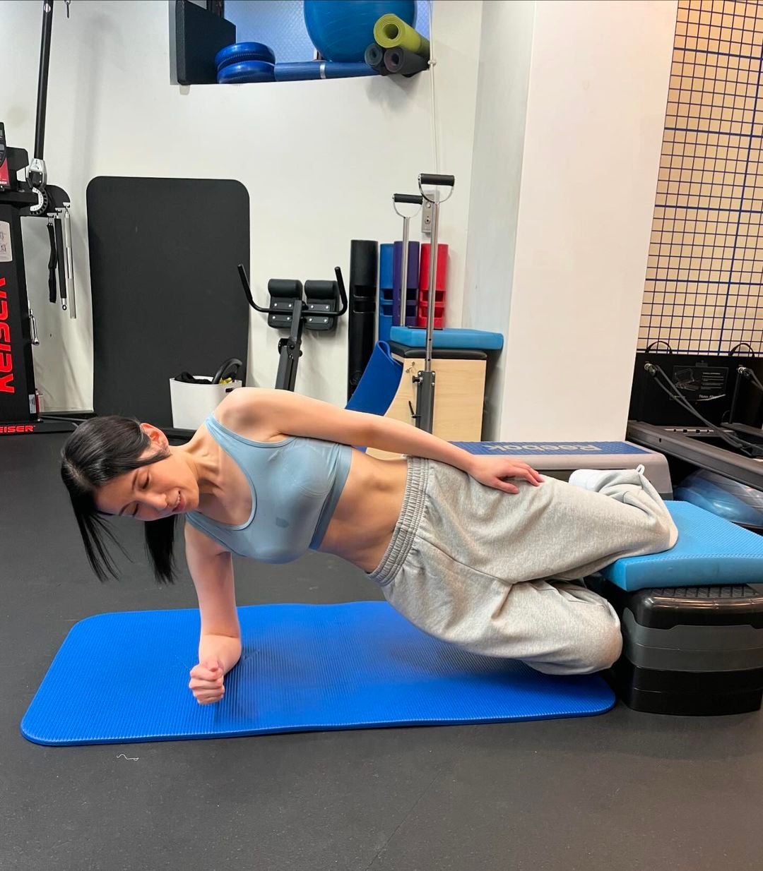 あの人気女優がトレーニング中のヘソ出しショット公開 驚愕の美スタイルは「日々の努力の賜物」