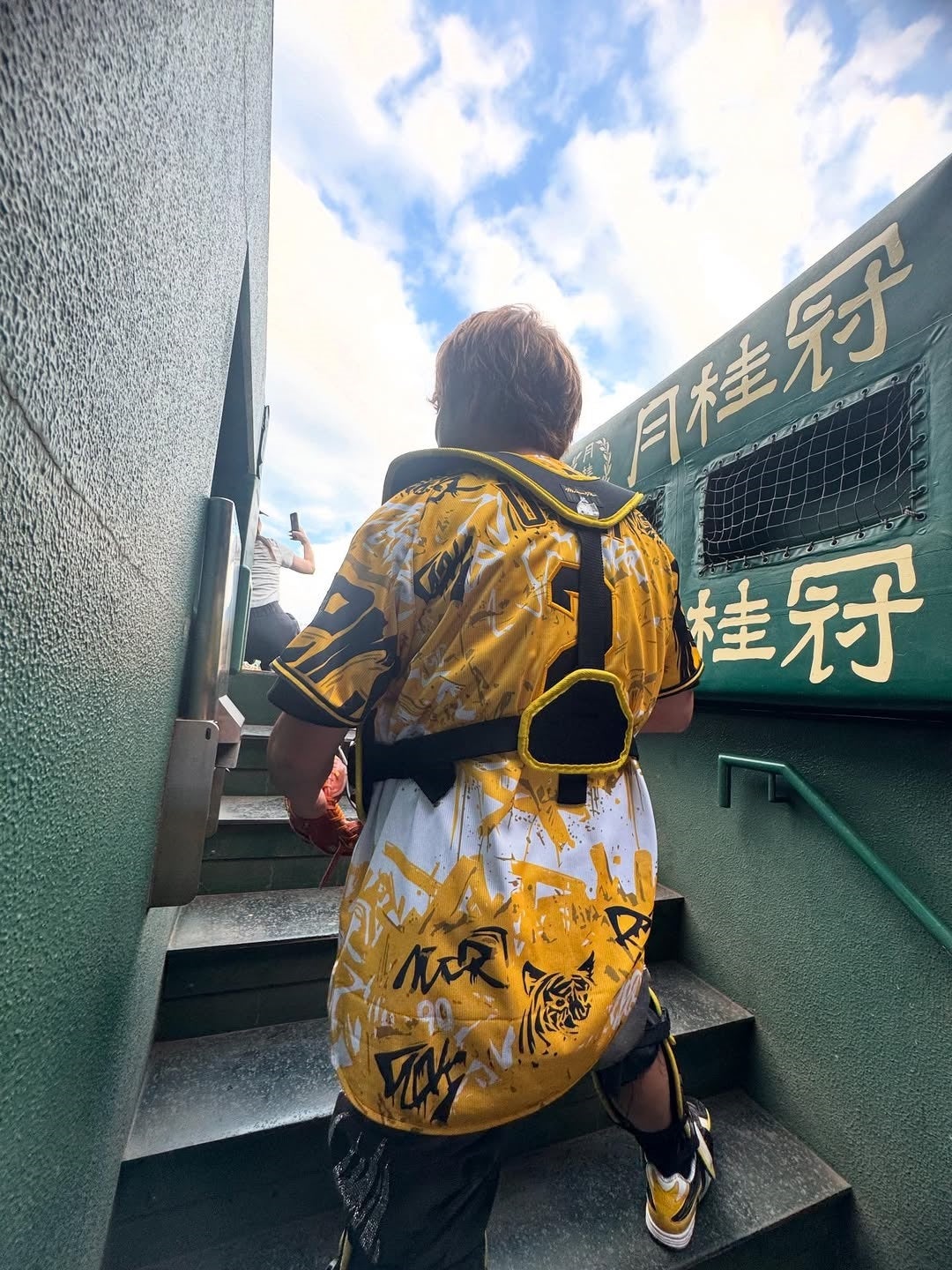 熱狂！上地雄輔、虎柄ユニで大阪公演へ、背中で語る夏のラストラン！！