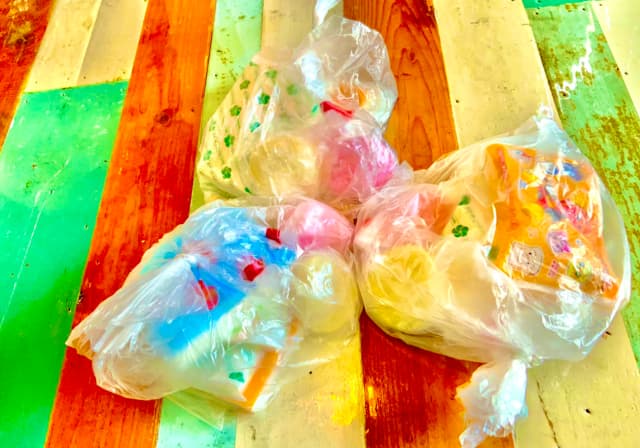 歌える人気声優が観客の気持ちを餅まきで体験！