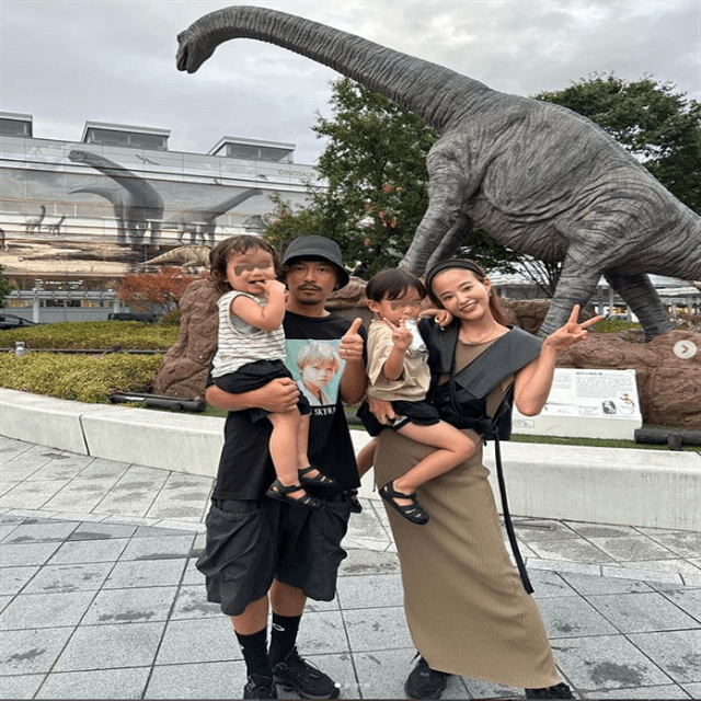 佐野真依子が「恐竜の世界へ！？」仲良しファミリーショットにファンほっこり