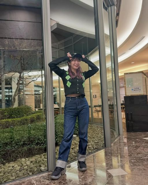 「こいつまたチェックの服着とるな」でか美ちゃん、カーディガンから