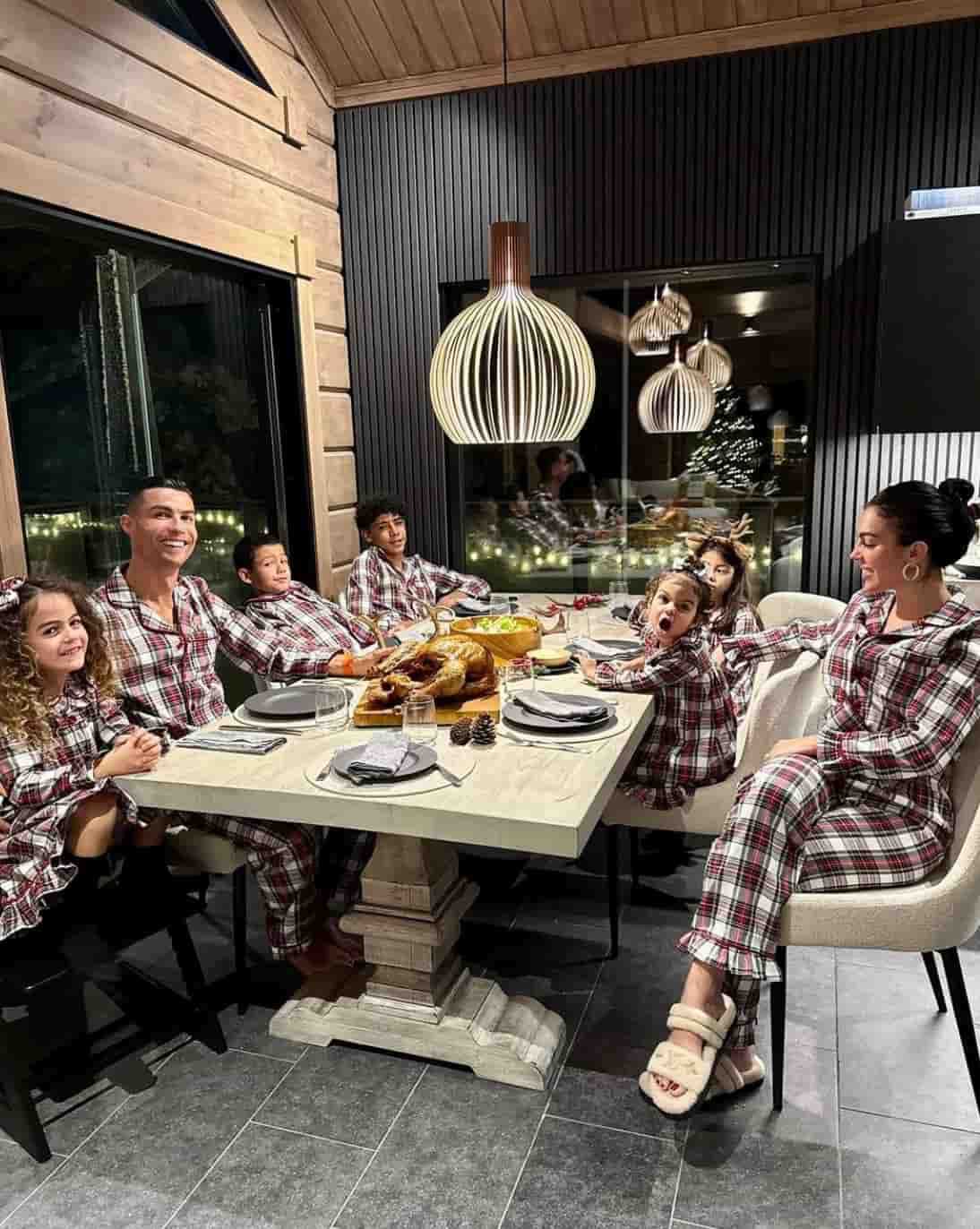 クリスティアーノ・ロナウド、家族と過ごすクリスマス写真を投稿！「The most important part of Christmas」🎄