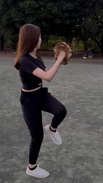 「日曜日は半袖で過ごせたのに…」フリーアナが投球練習の動画を投稿！ファン「始球式狙いましょ」