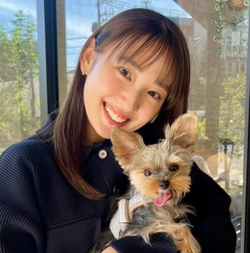 日本テレビアナウンサー・林田美学、先輩の愛犬ヨークシャーテリアとのキュートなツーショット公開！「愛おしい生き物」と愛犬への想いも！！
