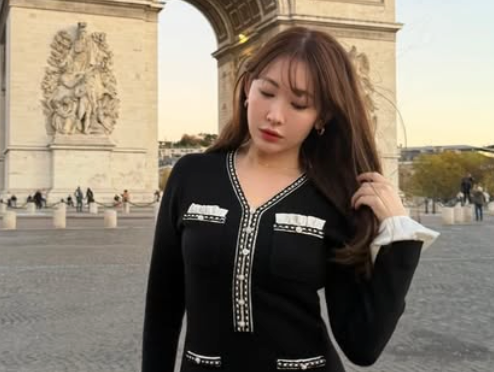 美しすぎてファン騒然。小嶋陽菜が魅せた“気品あふれるパリショット”が話題「女神すぎる」