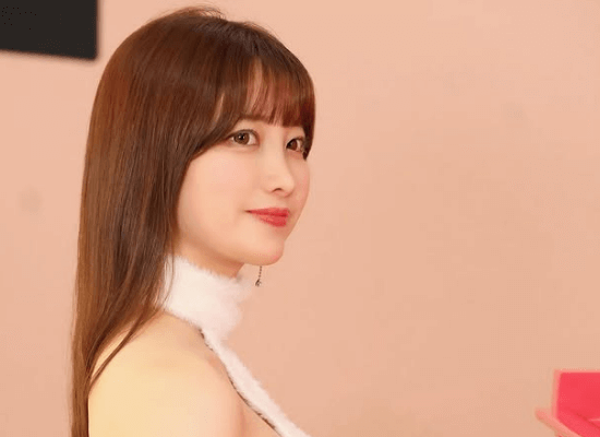 「もしもピアノが弾けたなら…」サッカー応援団の美女、”ピンク色のピアノショット”を見せファン拍手喝采！