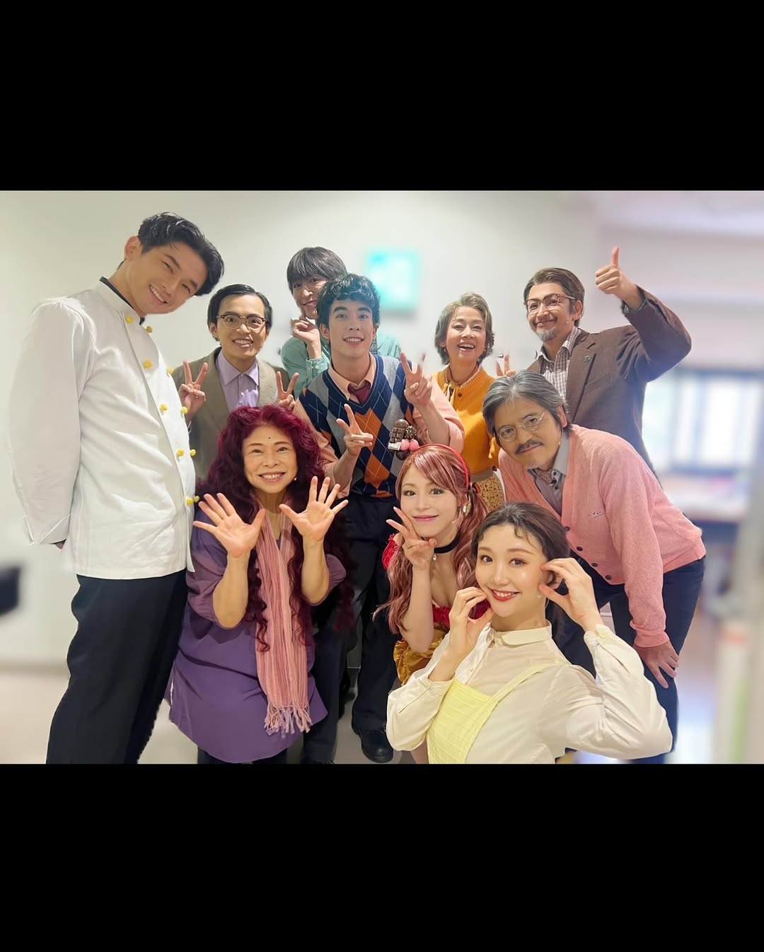 女優・平野綾、公演メンバーとの個性あふれる集合写真を公開！