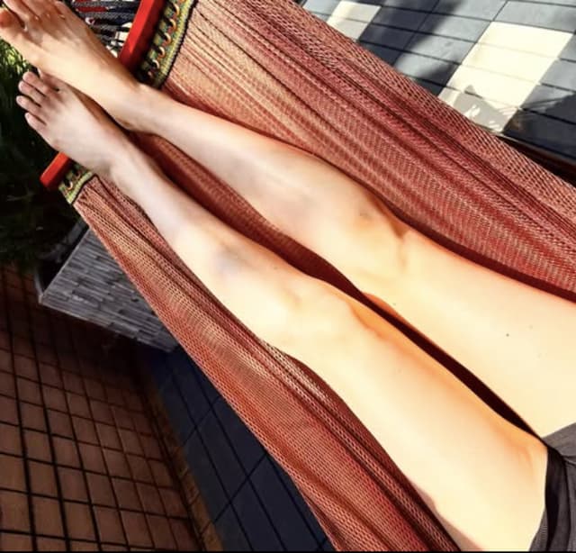 「カモシカ並に細いです」真山景子がハンモックに揺られた美脚を披露！