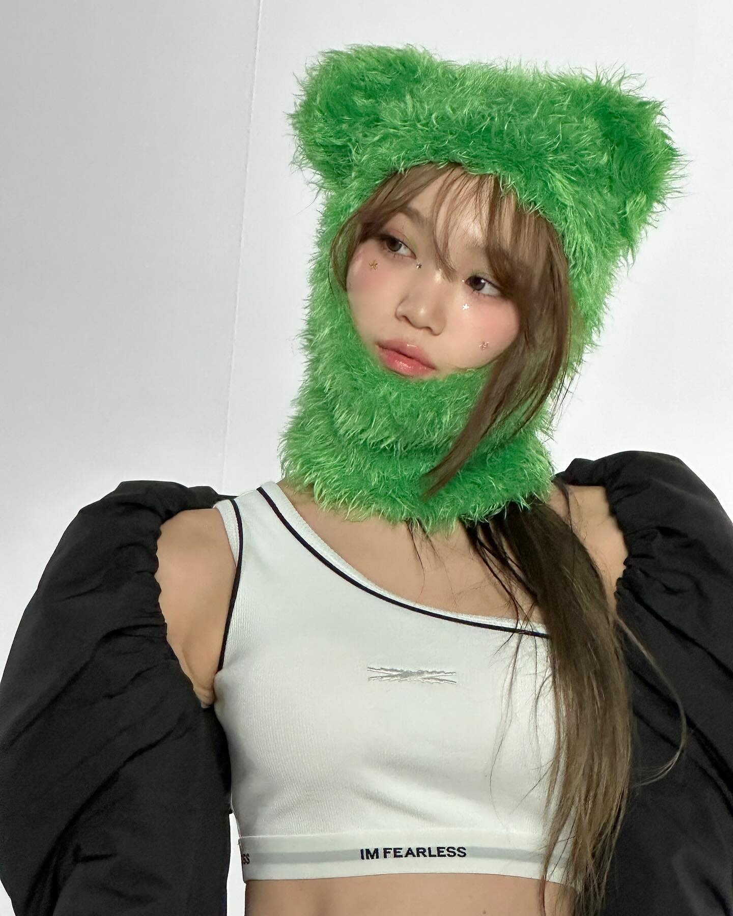 LE SSERAFIM・チェウォンが謎の被り物で登場!?着こなしが話題に