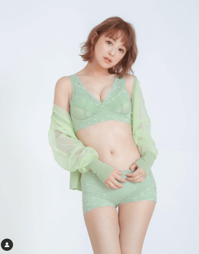 鈴木奈々、ルーナナイトブラの人気カラーが完売間近に