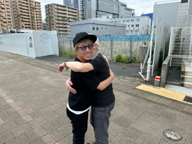 田村淳「親父とハグしたんだけど…」背景加工を依頼→フォロワー大喜利大会開催！？