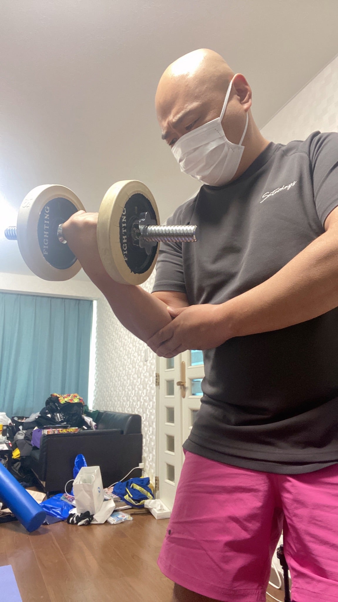 やはり燃えてしまうクロちゃん...トレーニング姿の投稿に厳しいコメント多数😭