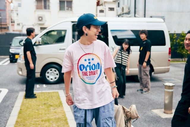 Saucy Dog石原慎也、沖縄ツアー初日で笑顔炸裂。「ORION Tシャツ姿」でリラックス全開