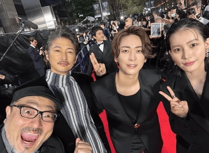 亀梨和也”外道の歌”告知！レッドカーペットに並んだ豪華俳優陣とのレアショットに話題沸騰「窪塚洋介・南沙良」も