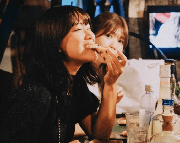 ”ゴールデン街にて”元AKBタレント、グルメファイターモード＆美人マネひょっこりはんショット公開！ファン拍手喝采