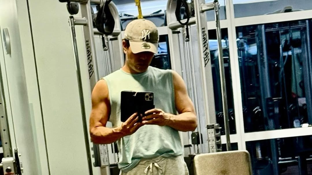 “おっさんの寝姿”が話題に…俳優の筋トレ姿とのギャップがファンを魅了