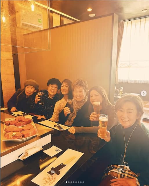 スザンヌ、祖母の90歳の誕生日を祝福！「とにかくパーティーガールなうちのおばあちゃん」