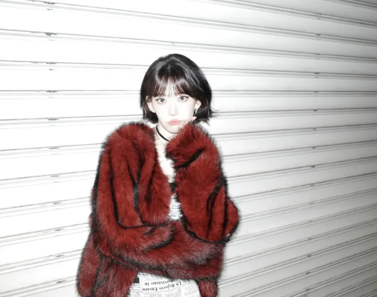 「世界観が完成されすぎ」LE SSERAFIM・宮脇咲良、赤ニットショットに海外ファン熱狂