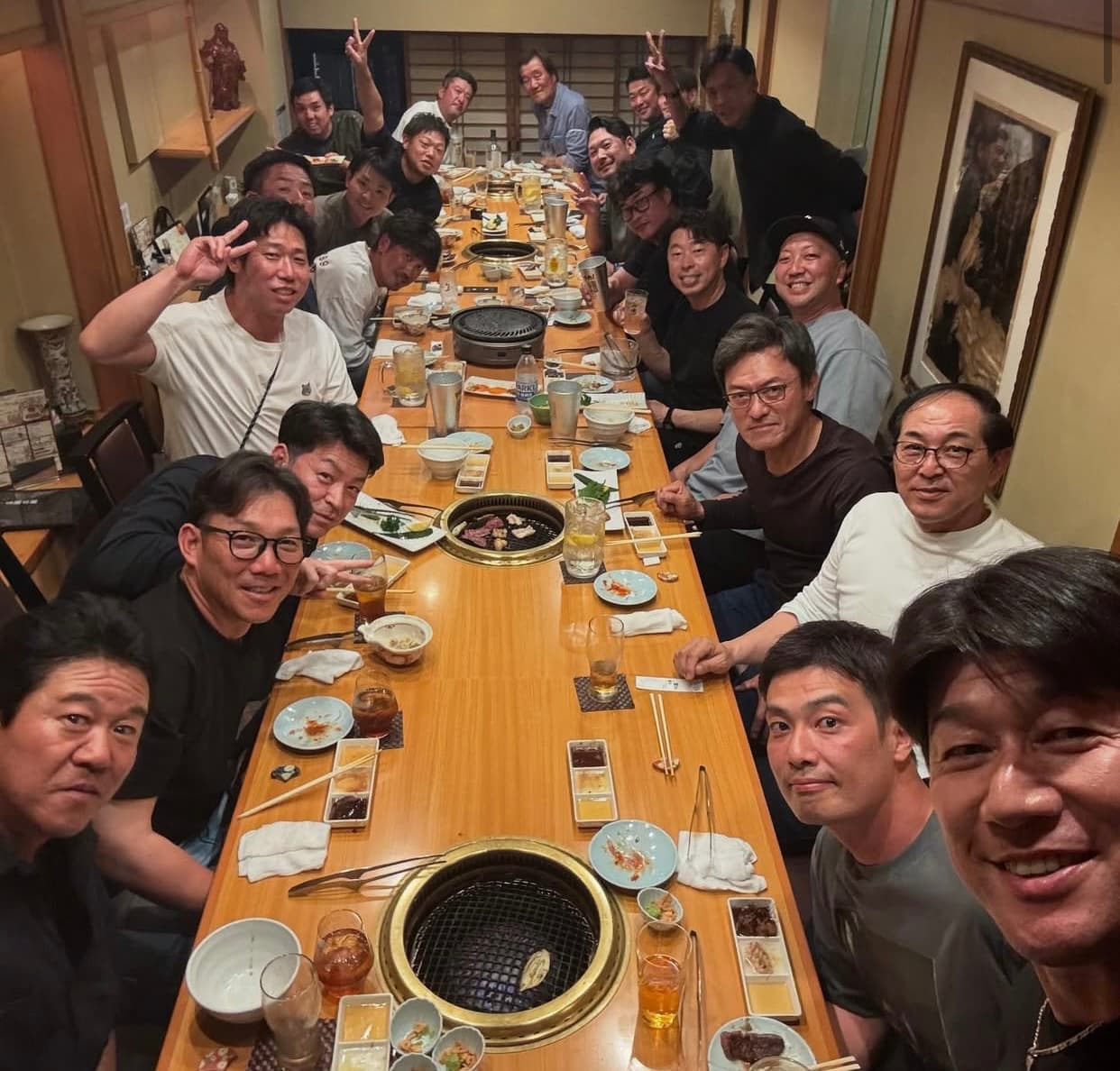 「メンツ最高！」横浜DeNA監督・三浦大輔、活気溢れるコーチ陣との会食ショットをパシャリ！