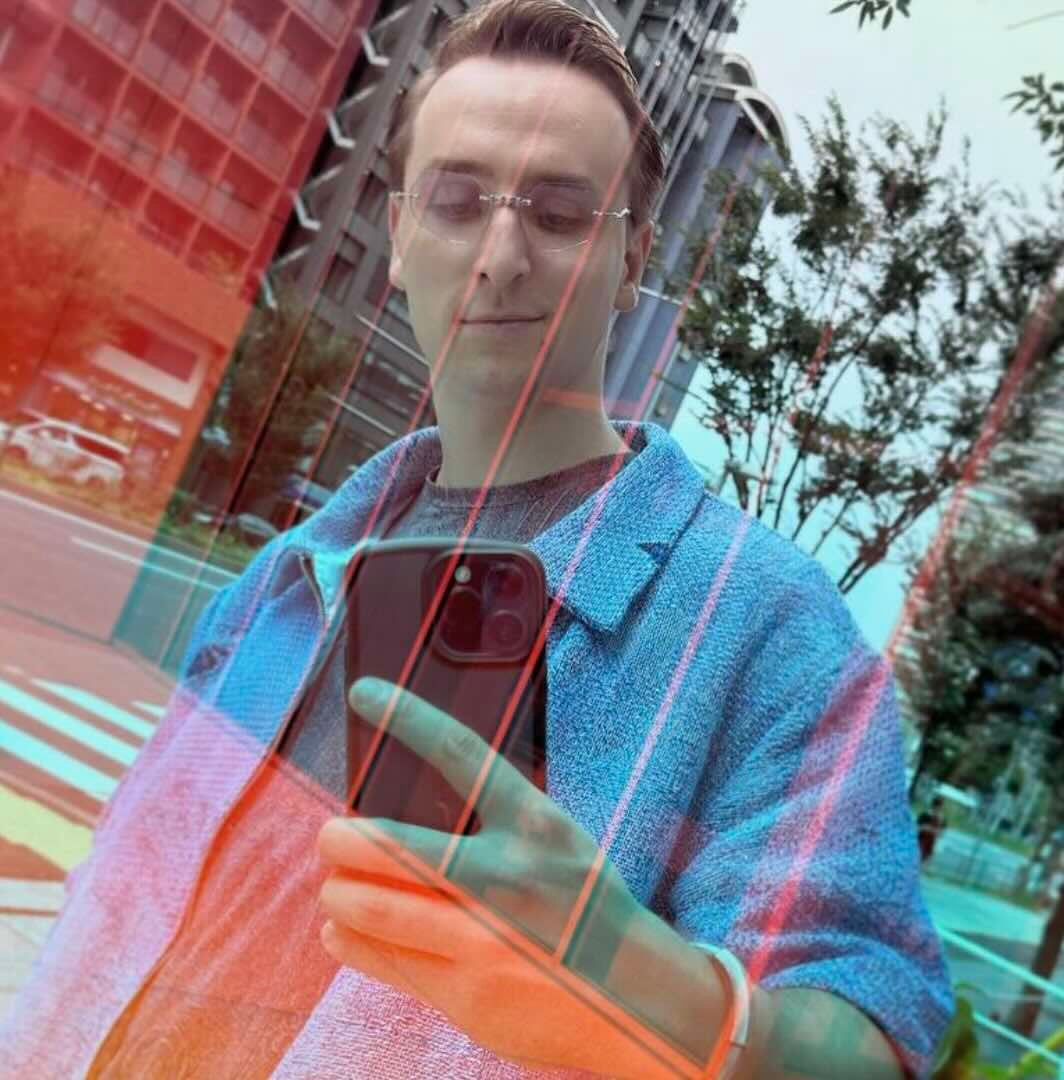 大人気ハーフYouTuberのオフショットに「めっちゃイケてる😎」「渋すぎる✨️」の声続出