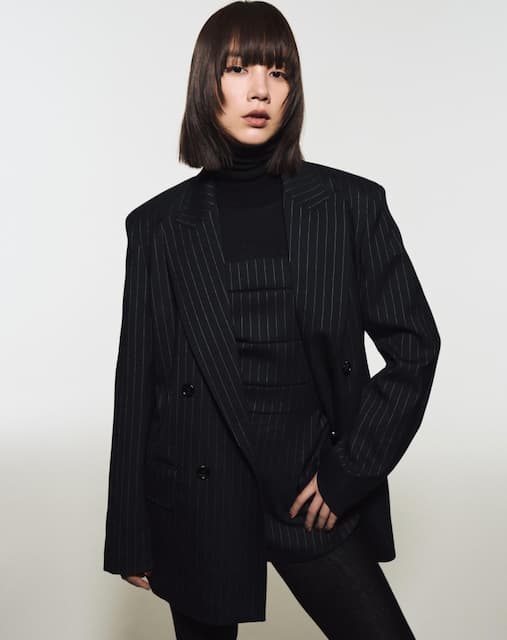 のん、マックスマーラのジャケットをクールに着こなす！