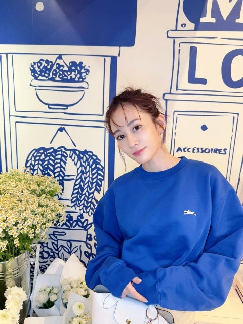 前田敦子、パリの風をまとうような「白バッグ×ブルーコーデ」に夏の気配が咲いた