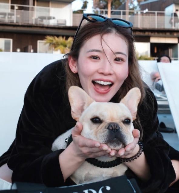フットサル・松本直美、犬派？猫派？「私は可愛いワンちゃんに囲まれてます♡」