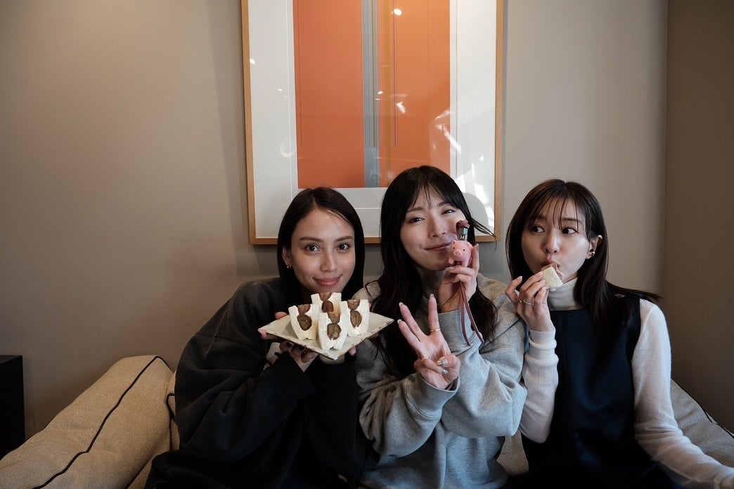 松岡茉優があの人気タレントたちとの親交を公開！ファンからは「見てるだけで幸せな気持ちになります🤍」