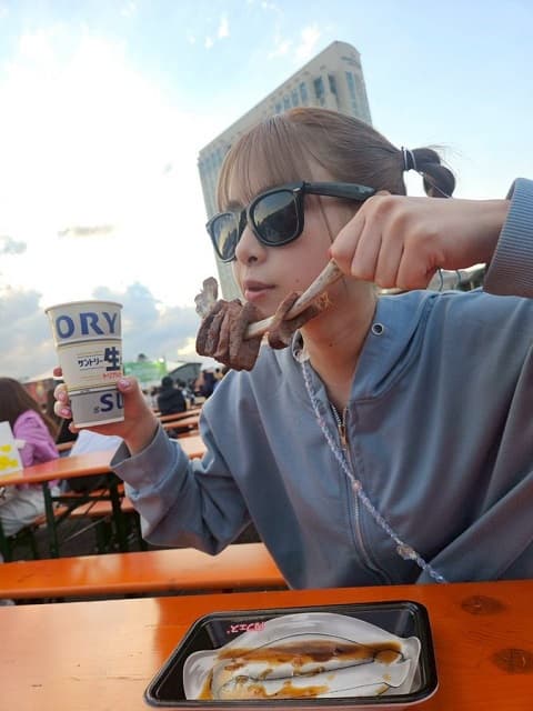 「これは誰も勝てないですね(笑)」人気女性声優の”肉フェス満喫”ショットにファン爆笑!?