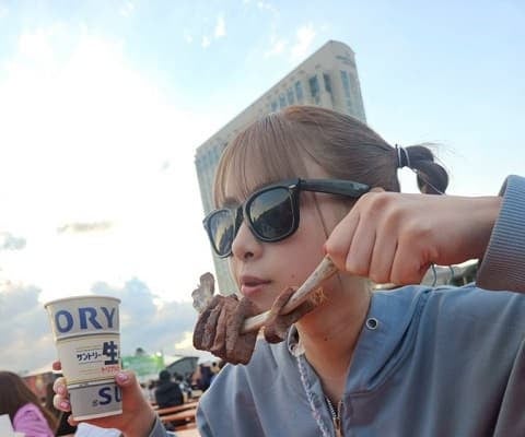 「これは誰も勝てないですね(笑)」人気女性声優の”肉フェス満喫”ショットにファン爆笑!?