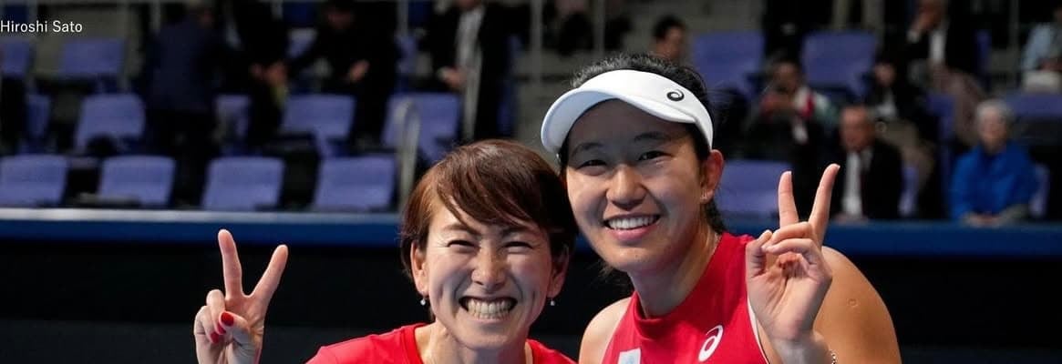 女子テニス日本代表・内島萌夏＆杉山愛監督、笑顔2ショットでBJKファイナル進出を報告！
