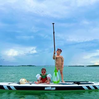 あの”6歳の歌姫” リゾート地で絶景ビーチを堪能 リアルモアナと話題に