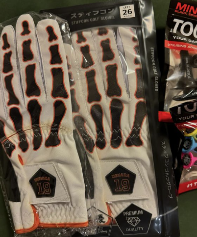 上原浩治、ジャイアンツカラーの特注グローブでゴルフ腕前アップに挑戦！