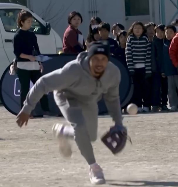 ドジャース軍のスター・ムーキーベッツが日本の小学校で華麗な守備を披露！？