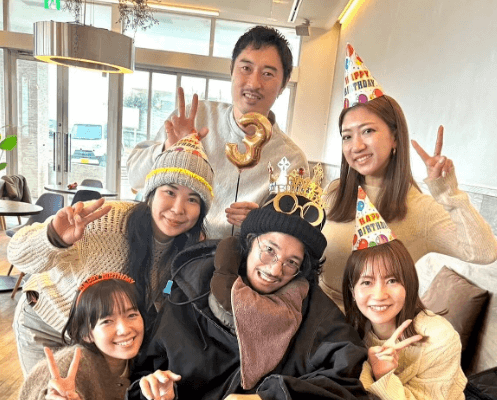 脳卒中で療養中の32歳俳優、佐藤栞里ら「神戸会」との誕生日ショット公開