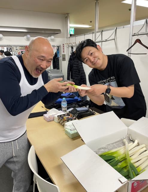 くまだまさし、料理芸人から大量の長ネギをもらい不気味な笑みを浮かべる…
