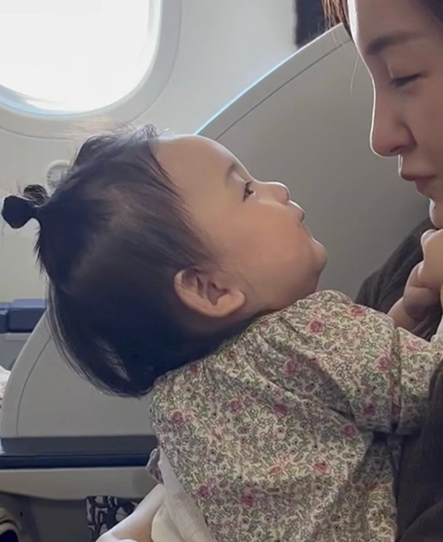 板野友美さんが娘と初めての旅行に💖高級ヴィラに「素敵なところ😍」