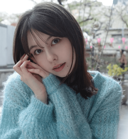 「美しい、ニットが良く似合ってます」人気モデル、桜の美景観と共に”乙女の祈り・ショット”を披露！ファンうっとり「ワンダホー」