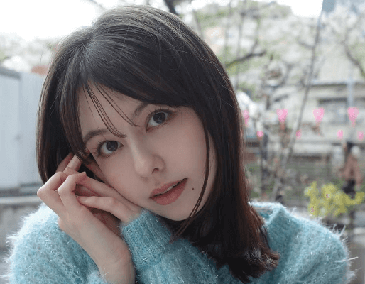 「美しい、ニットが良く似合ってます」人気モデル、桜の美景観と共に”乙女の祈り・ショット”を披露！ファンうっとり「ワンダホー」