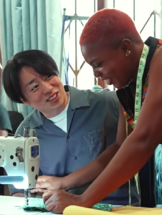 櫻井翔、ガーナでミシン体験。地元の働く女性たちと時間を過ごし感じたものとは？