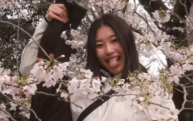 「きれいですね！」50万フォロワー超の美女新体操選手、桜をバックに脚上げ”てへペロムービー”を公開！国内外のファン大集結