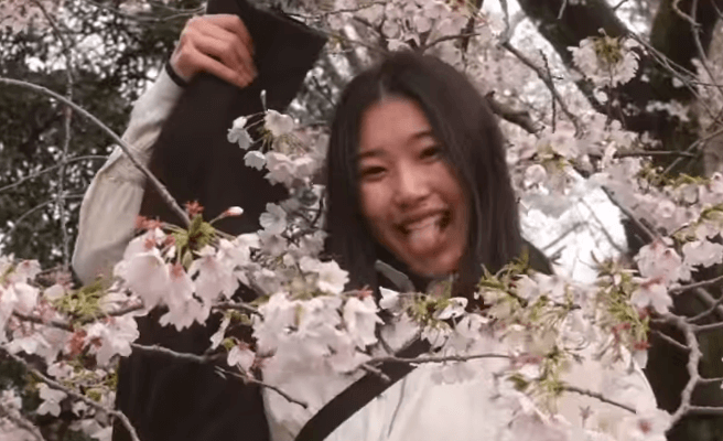 「きれいですね！」50万フォロワー超の美女新体操選手、桜をバックに脚上げ”てへペロムービー”を公開！国内外のファン大集結