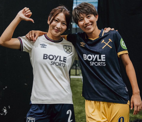 「若奥様カッコいい」美女サッカー選手、イギリスで魅せた
