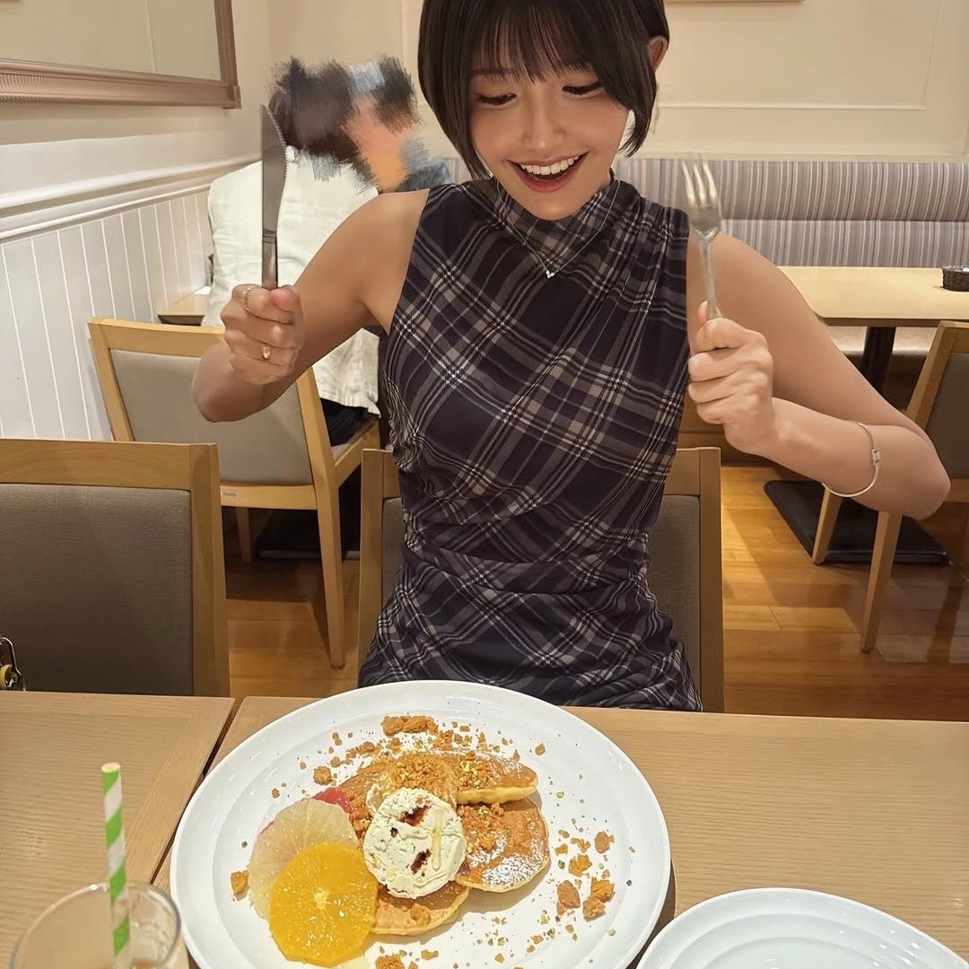 人気グラビアアイドル、パンケーキを目の前に可愛いすぎるショットを公開！細いウエストにも注目集まる