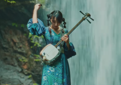 「世界で一番カッコいい映像」津軽三味線の美女、荒ぶる大滝をバックに演奏ムービーを披露！反響続々「シビレました」
