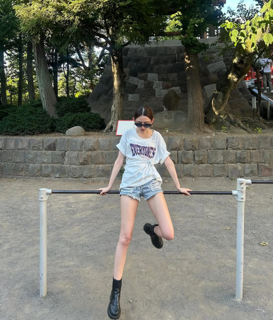 "菜々緒2世"あの奇跡の9頭身モデル、ショーパン×ショートブーツの超絶美脚スラリショットにファンの視線釘付け！