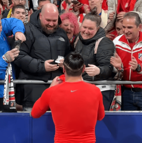 選手の前でファンがプロポーズ！？スペイン1部でのロマンティックすぎるワンシーンが話題に