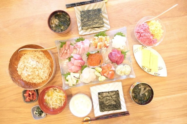 あの人気女優が祝いの夜に詰め込んだネタと笑顔と手仕事のすべてが手巻き寿司